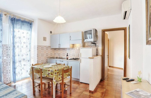 Marina di Cecina Apartamento | Acogedor apartamento con WIFI, A/C, piscina, TV, patio, mascotas permitida y aparcamiento