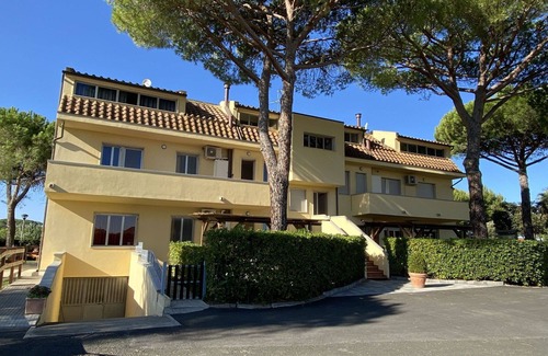 Marina di Cecina Apartamento | Acogedor apartamento con WIFI, A/C, piscina, TV, patio, mascotas permitida y aparcamiento