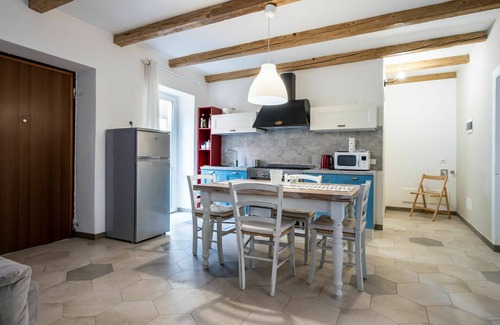 Omegna Apartamento | Acogedor apartamento para 4 personas con WIFI, TV, terraza, mascotas permitida y aparcamiento