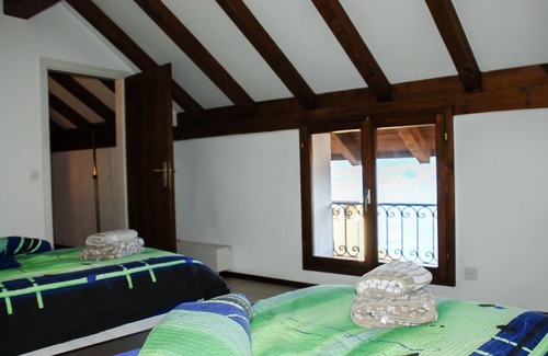 Porto Ronco Apartamento | Acogedor apartamento para 4 personas con WIFI, TV, balcón, mascotas permitida y vista panorámica