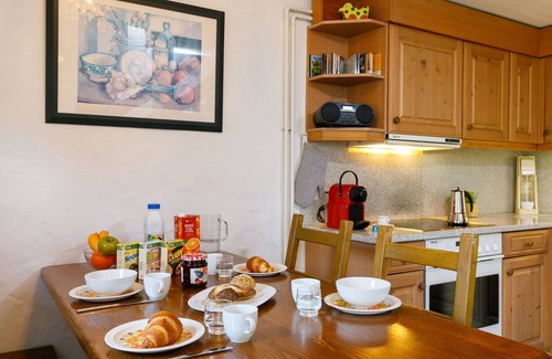 Sonvico Apartamento | Acogedor apartamento con WIFI, piscina, TV, patio, mascotas permitida y vista panorámica