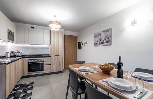 Alba Apartamento | Bonito apartamento para 5 personas con bañera de hidromasaje, WIFI, TV, balcón y aparcamiento