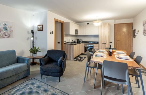 Alba Apartamento | Bonito apartamento para 5 personas con bañera de hidromasaje, WIFI, TV, balcón y aparcamiento