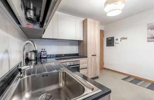 Alba Apartamento | Bonito apartamento para 5 personas con bañera de hidromasaje, WIFI, TV, balcón y aparcamiento