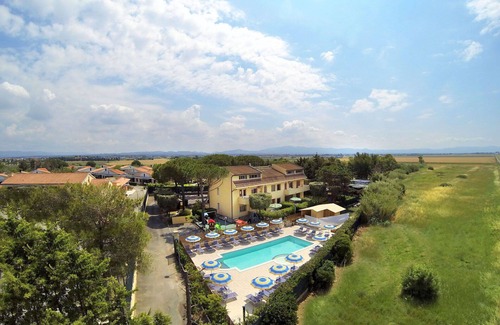 Marina di Cecina Apartamento | Lovely apartment for 6 guests with pool, WIFI, A/C, TV, patio and pets allowed