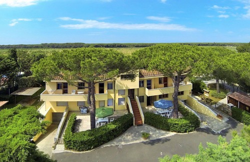 Marina di Cecina Apartamento | Lovely apartment for 6 guests with pool, WIFI, A/C, TV, patio and pets allowed