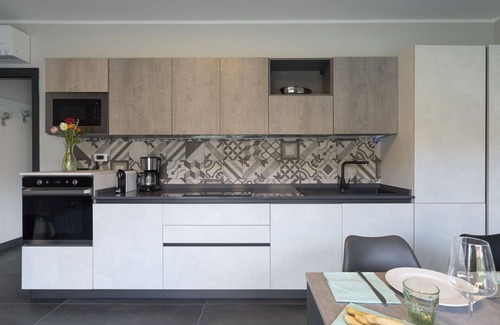 Caramagna Ligure Apartamento | Hermoso apartamento para 6 personas con A/C, piscina, WIFI, TV, terraza y mascotas permitida
