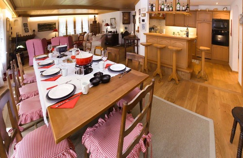 Saanen Apartamento | Acogedor apartamento para 8 personas con WIFI, TV y terraza