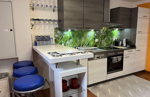 Gloggnitz Apartamento | Hermoso apartamento para 5 personas con WIFI, TV, patio y aparcamiento
