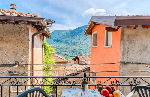 Carlazzo Apartamento | Lovely apartment for 4 people with WIFI, TV and balcony