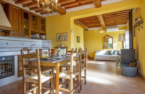Fucecchio Apartamento | Acogedor apartamento con WIFI, piscina, A/C, balcón, mascotas permitida y aparcamiento