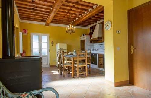 Fucecchio Apartamento | Acogedor apartamento con WIFI, piscina, A/C, balcón, mascotas permitida y aparcamiento