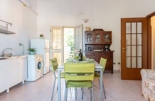 Muravera Apartamento | Hermoso apartamento para 6 personas con jacuzzi, A/C, TV, balcón, vista panorámica y aparcamiento