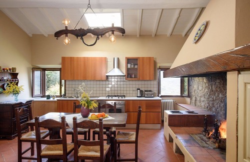Pontassieve Casa | Hermoso apartamento en villa con WIFI, piscina, A/C, TV, patio, vista panorámica y aparcamiento