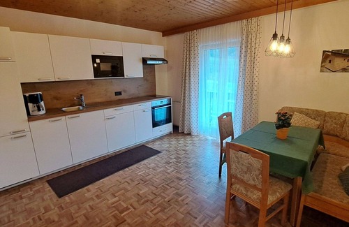 Oberwang Villa | Hermoso apartamento en villa para 5 personas con WIFI, TV, balcón y aparcamiento