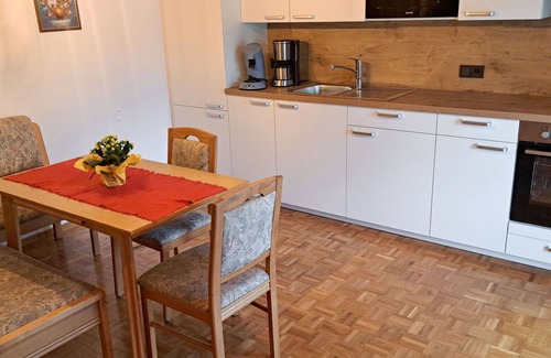 Oberwang Villa | Hermoso apartamento en villa para 5 personas con WIFI, TV, balcón y aparcamiento