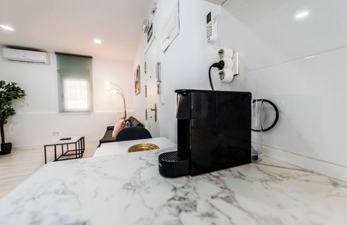 Timon Apartamento | Lovely apartment in Barajas by beBalmy