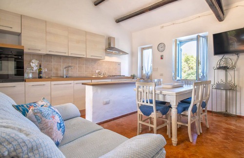 Capriccioli Casa | Acogedor apartamento en villa con WIFI, A/C, TV, patio, mascotas permitida y aparcamiento