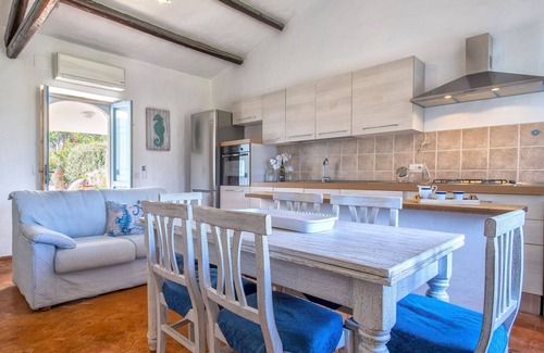 Capriccioli Casa | Acogedor apartamento en villa con WIFI, A/C, TV, patio, mascotas permitida y aparcamiento