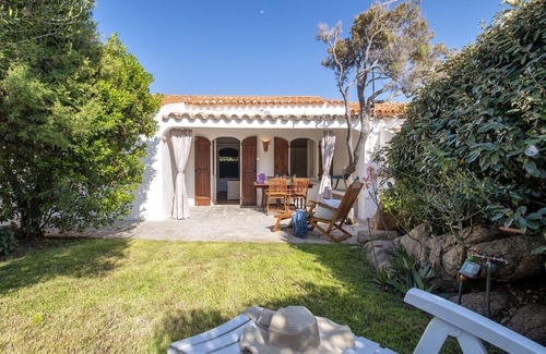 Capriccioli Casa | Acogedor apartamento en villa con WIFI, A/C, TV, patio, mascotas permitida y aparcamiento