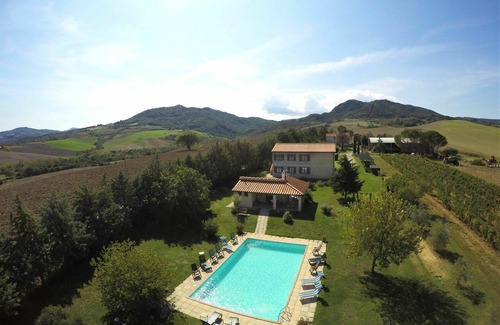 Pomarance Villa | Hermoso apartamento en villa con WIFI, piscina, TV, terraza, vista panorámica y aparcamiento