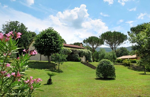 Montorsaio Casa | Hermoso apartamento en villa con piscina, WIFI, TV, patio, mascotas permitida y aparcamiento