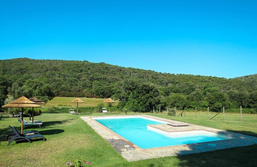Montorsaio Casa | Hermoso apartamento en villa con piscina, WIFI, TV, patio, mascotas permitida y aparcamiento