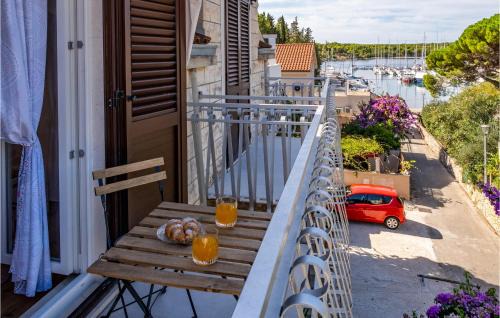 Cove Makarac (Milna) Apartamento | Lovely Apartment In Milna With Wifi