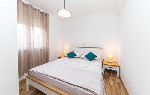 Sevid Apartamento | Lovely Apartment In Sevid With Kitchen