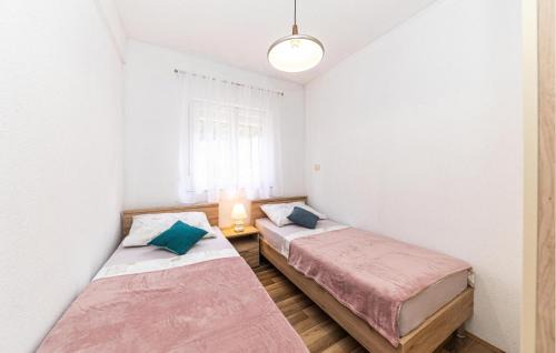 Sevid Apartamento | Lovely Apartment In Sevid With Kitchen