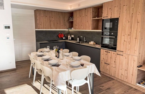 Bianzone Casa | Bonito apartamento en villa con WIFI, A/C, TV, terraza, mascotas permitida y aparcamiento