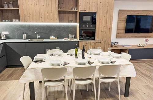 Bianzone Casa | Bonito apartamento en villa con WIFI, A/C, TV, terraza, mascotas permitida y aparcamiento