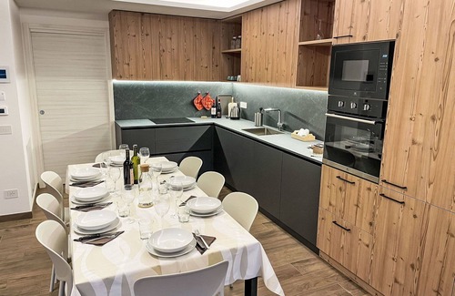 Bianzone Casa | Bonito apartamento en villa con WIFI, A/C, TV, terraza, mascotas permitida y aparcamiento