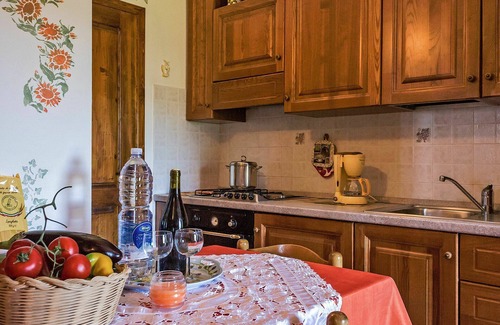 Lajatico Villa | Bonito apartamento en villa para 2 personas con piscina, WIFI, TV, patio y aparcamiento