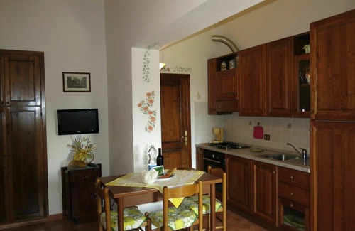 Lajatico Villa | Bonito apartamento en villa para 2 personas con piscina, WIFI, TV, patio y aparcamiento
