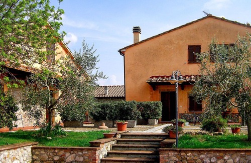 Lajatico Villa | Bonito apartamento en villa para 2 personas con piscina, WIFI, TV, patio y aparcamiento