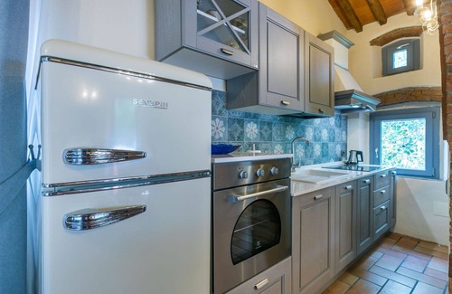 Castagneto Carducci Villa | Precioso apartamento en villa con WIFI, piscina, A/C, TV, patio, mascotas permitida y aparcamiento