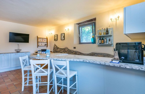 Castagneto Carducci Villa | Precioso apartamento en villa con WIFI, piscina, A/C, TV, patio, mascotas permitida y aparcamiento