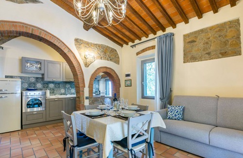 Castagneto Carducci Villa | Precioso apartamento en villa con WIFI, piscina, A/C, TV, patio, mascotas permitida y aparcamiento
