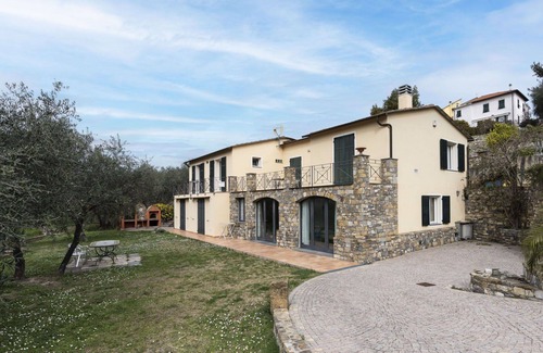 Costa dʼOneglia Villa | Hermoso apartamento en villa para 4 personas con A/C, WIFI, patio, mascotas permitida y aparcamiento