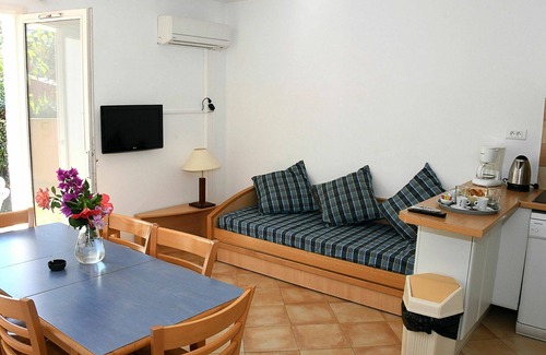 Pineto Casa | Hermoso apartamento en villa con piscina, WIFI, TV, terraza, mascotas permitida y aparcamiento