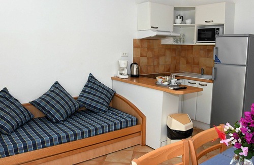 Pineto Casa | Hermoso apartamento en villa con piscina, WIFI, TV, terraza, mascotas permitida y aparcamiento