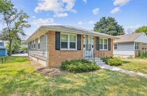 Diamond Lake Apartamento | Lovely apartment on Duplex House in Minneapolis Near Airport & MOA