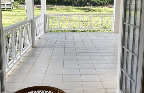 Frigate Bay Apartamento | Lovely apartment with a big covered terrace