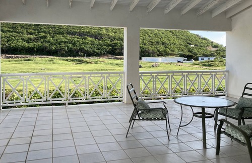 Frigate Bay Apartamento | Lovely apartment with a big covered terrace