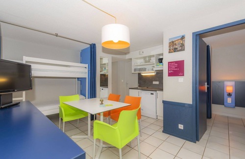 Berrias-et-Casteljau Apartamento | Apartamento con internet, piscina, TV, terraza, mascotas permitida, vista panorámica, aparcamiento