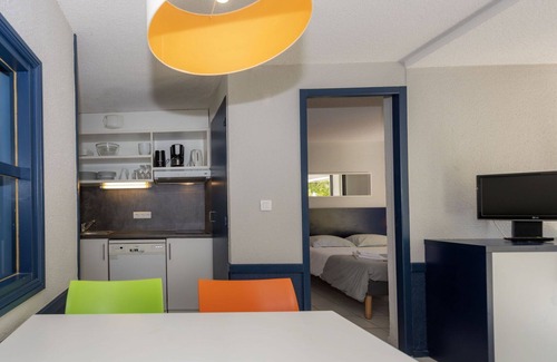 Berrias-et-Casteljau Apartamento | Apartamento con internet, piscina, TV, terraza, mascotas permitida, vista panorámica, aparcamiento