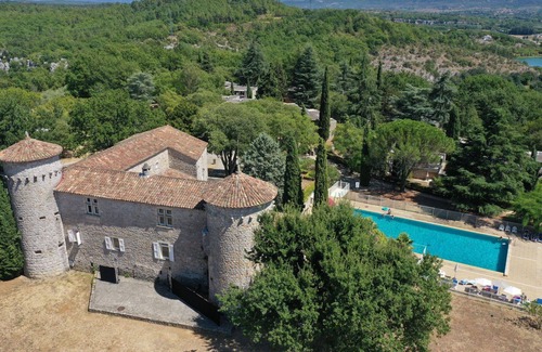 Berrias-et-Casteljau Apartamento | Apartamento con internet, piscina, TV, terraza, mascotas permitida, vista panorámica, aparcamiento