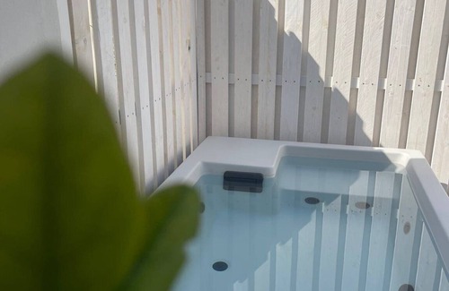 Monastiraki Villa | Lovely Athens Apartment | 1 Bedroom | Apartment Makarov | Furnished Balcony and Terrace | Outdoor Hot Tub | Athinaidos Aside