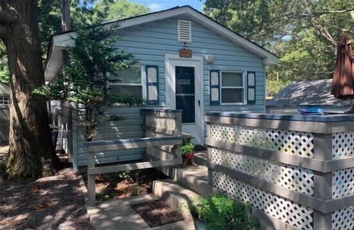 Baiting Hollow Cabaña | Lovely beach cottage with private deck, walk to the beach, vineyards nearby